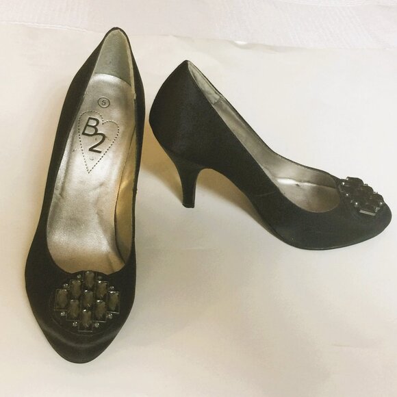 B2- BLACK SATIN PUMPS WITH JEWELED APPLIQUE ON TOE - Picture 1 of 3